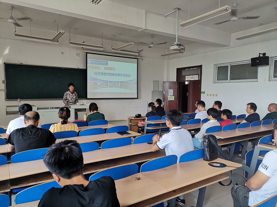 19家长见面会3.jpg 19家长见面会3.jpg