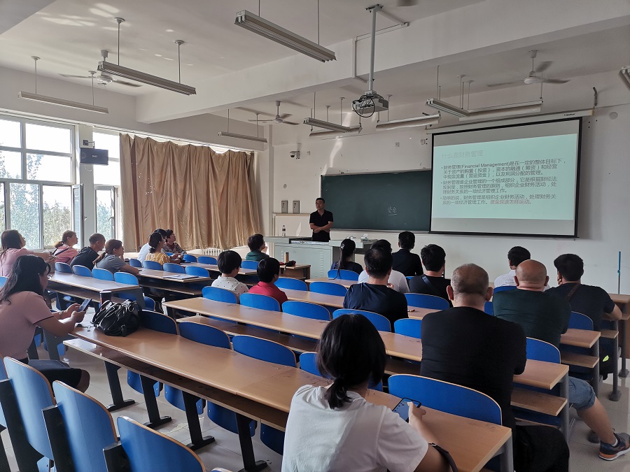 19家长见面会.jpg 19家长见面会.jpg