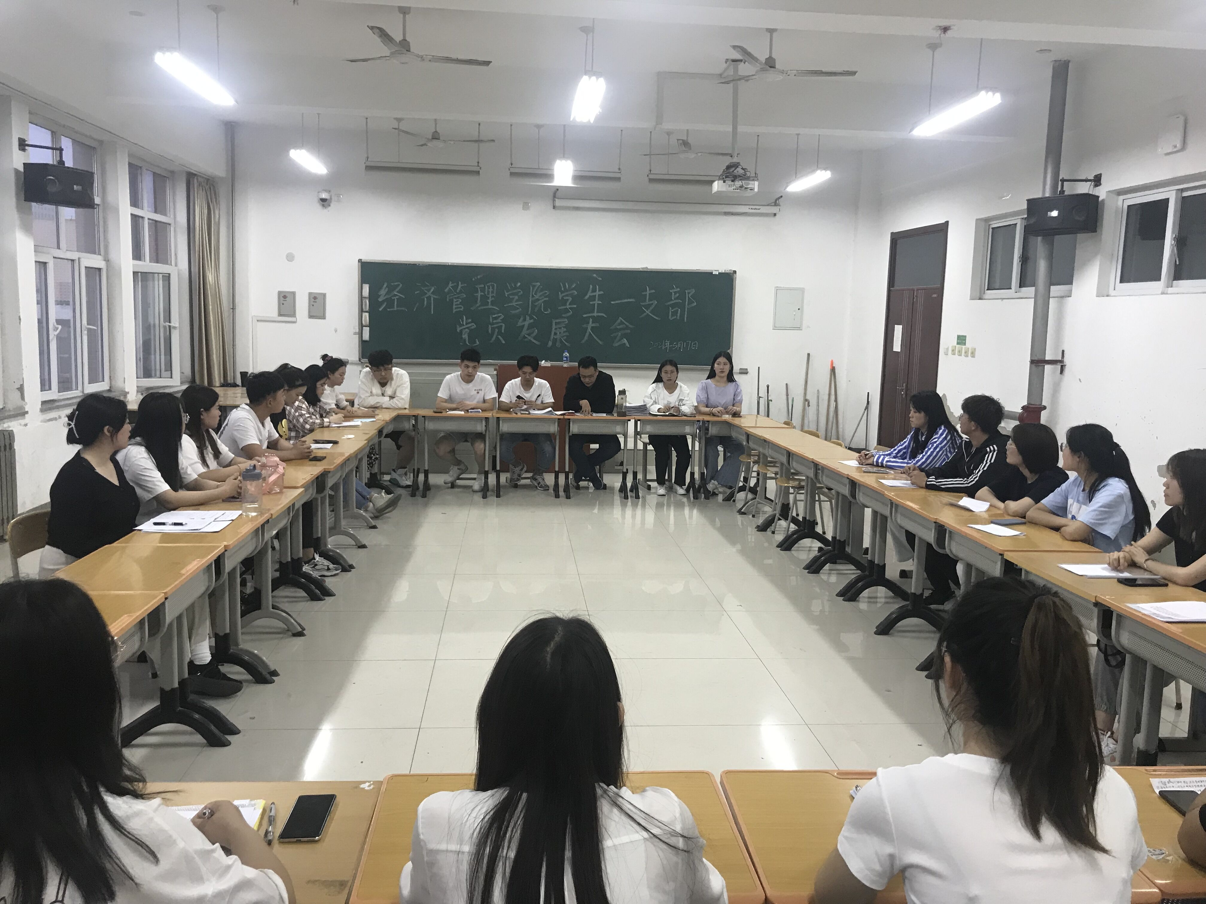学生一支部1.jpg 学生一支部1.jpg