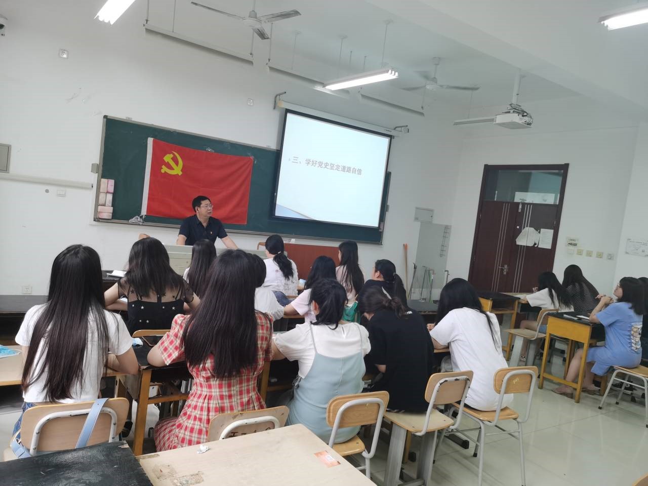 书记2.jpg 书记2.jpg