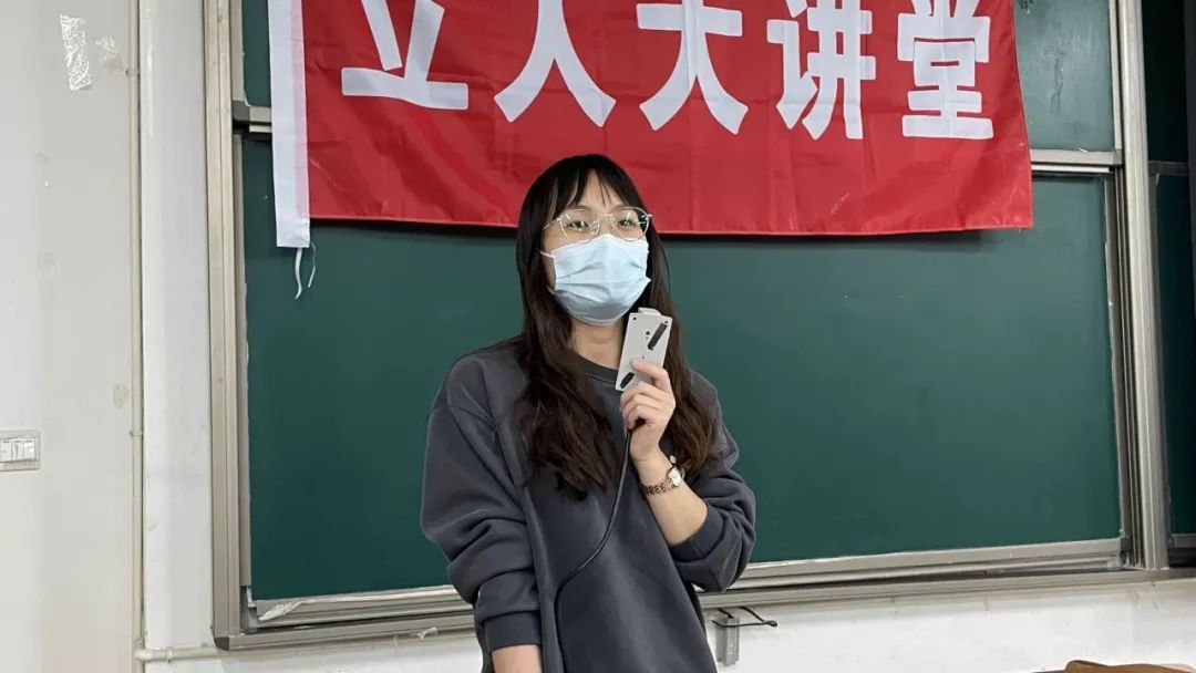 王老师.jpg 王老师.jpg